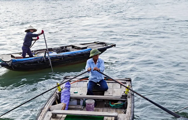 Vietnamca guild tekne Halong Bay Vietnam. — Stok fotoğraf