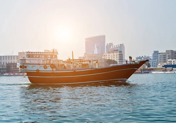 Abra łodzie turystyczne nad kanałem Dubai, Uae starego miasta — Zdjęcie stockowe