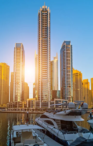 Dubai Marina skyskrapor lägenhet arkitekturen Uae. — Stockfoto