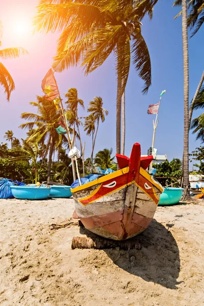 Palmeras colorido barco de pesca tradicional amarrado pueblo de pescadores — Foto de Stock