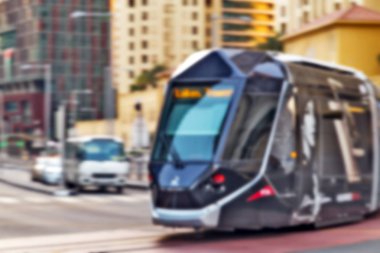 Yeni modern elektrikli tramvay Dubai şehir hayatı yumuşak odak arka plan