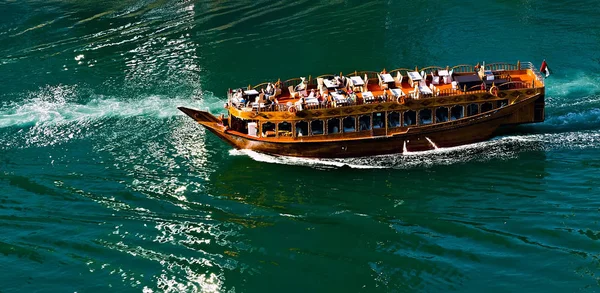 Rejsy łodzią motorową prywatne Dubai tour — Zdjęcie stockowe