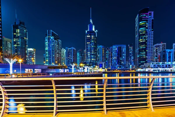 Dubai Marina Bay futuriste scène nocturne gratte-ciel EAU . — Photo