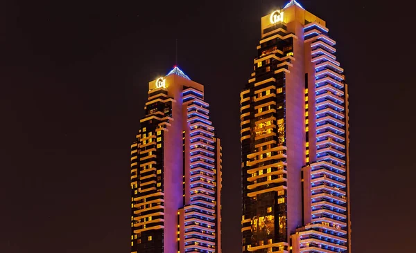 Dubai Yat Limanı defne şehir gece sahne gökdelen landmark Birleşik Arap Emirlikleri. — Stok fotoğraf