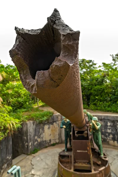 Artillery gun destroyed cannon Soldier Cannon Fort, Cat Ba, Indo — Stock Photo, Image