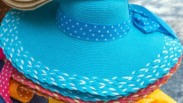 Verano ancho ala paja sombrero cinta paja-como materiales sintetizan — Foto de Stock