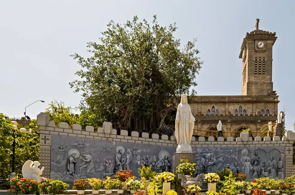 Standbeeld van Ave Maria steen kerk Nha Trang, Vietnam — Stockfoto
