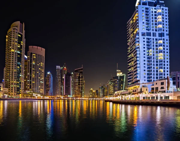 Dubai, skyskrapor arkitekturen waterfront Uae. — Stockfoto