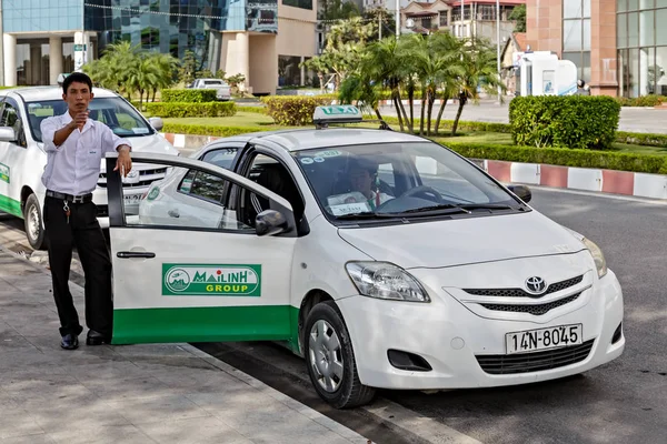 Taxi bilen turist begreppet urban service — Stockfoto