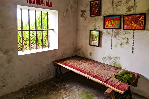 Мемориальная комната исторических событий Cannon Fort, Cat Ba, Vietnam — стоковое фото