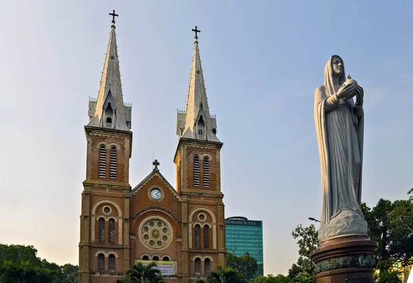 Standbeeld van Notre-Dame kathedraal basiliek Maagd Maria Saigon, gezangen — Stockfoto