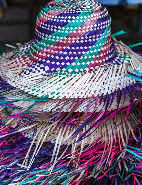 Chapéu de arroz asiático Feito à mão com bambu e samambaias secas reais — Fotografia de Stock