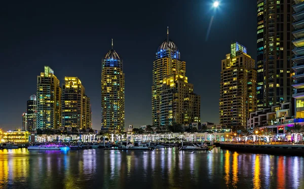 Dubai Marina bay gratte-ciel scène nocturne au centre-ville EAU . — Photo