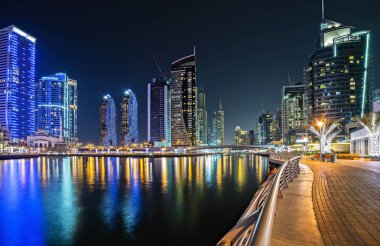 Dubai, gökdelenler mimarisi çöl yerleri UAE.