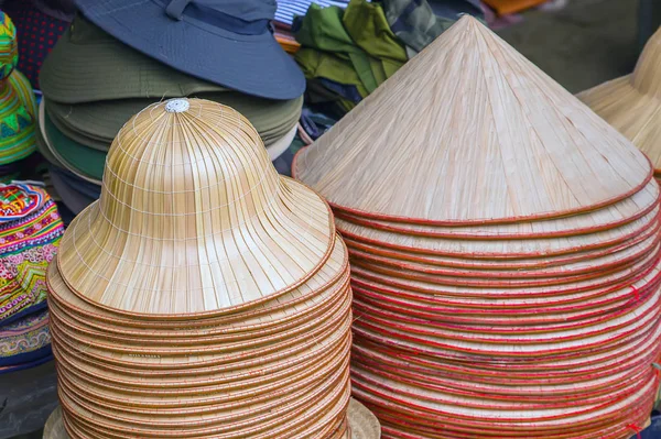 ベトナムの伝統的な帽子の円錐形の帽子のお土産 — ストック写真