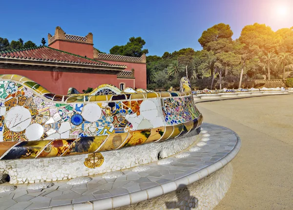 Panchina a mosaico di Barcellona lavoro sulla terrazza principale — Foto Stock