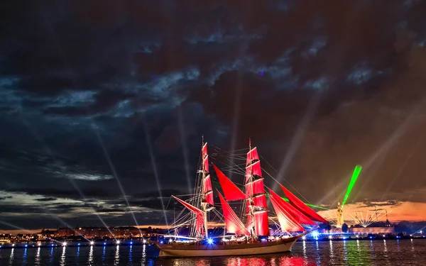 Holiday "Scarlet sails" Neva river in St. Petersburg — Stock Photo, Image