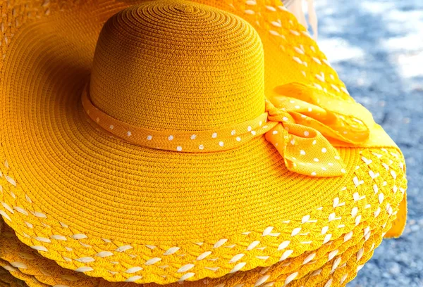夏の広いつばのわらの黄色い浜のドレス帽子 . — ストック写真