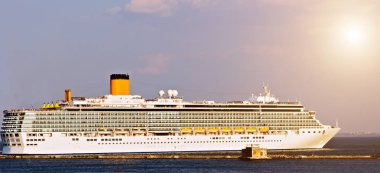 Denizde cruise liner gemi