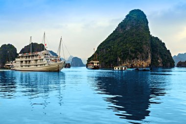 Cruise geleneksel gemi ahşap önemsiz yelken Ha Long Bay, Vietnam