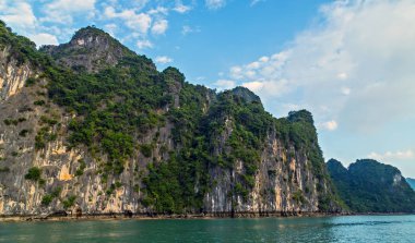 Halong Körfezi adaları dağları Güney Çin Denizi Vietnam. Asya Sitesi