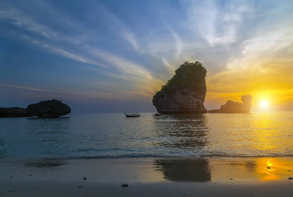 Nascer do sol ou pôr do sol céu Nui Bay sul da Tailândia . — Fotografia de Stock