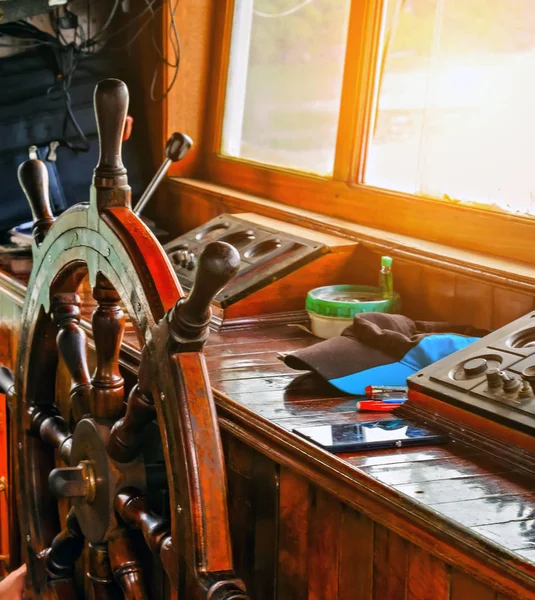 Halong Bay Tour Cruise Cruise är en traditionell trä skräp Vietn — Stockfoto