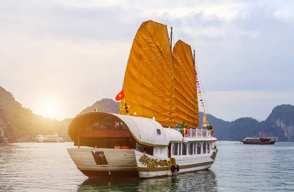 Fedezd fel a vonalhajózási Sails Aranyhajó Halong Bay Top úticélok Vie — Stock Fotó