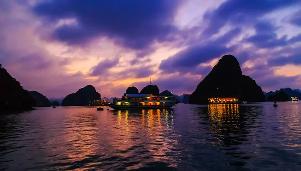 Silhuetas de barco pôr do sol nascer Ha Long Bay Vietnã — Fotografia de Stock