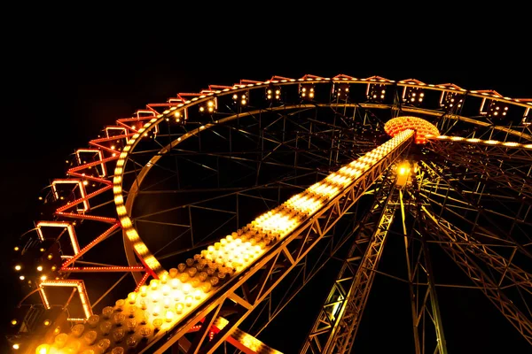 Ferris wiel nacht kleurrijke lichten Odessa, Oekraïne. — Stockfoto