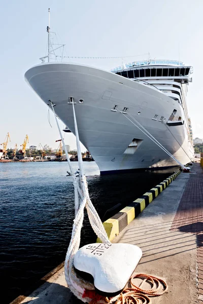 Dik touw cruiseschip in de buurt van de pier. Zee — Stockfoto