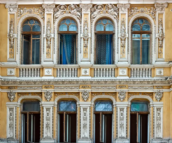 Arquitectura fachada ventana esculturas elementos decorativos — Foto de Stock