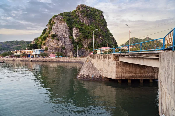 Felsen Berge lan ha der Halong-Bucht. Vietnam, Stadt cat ba islan — Stockfoto