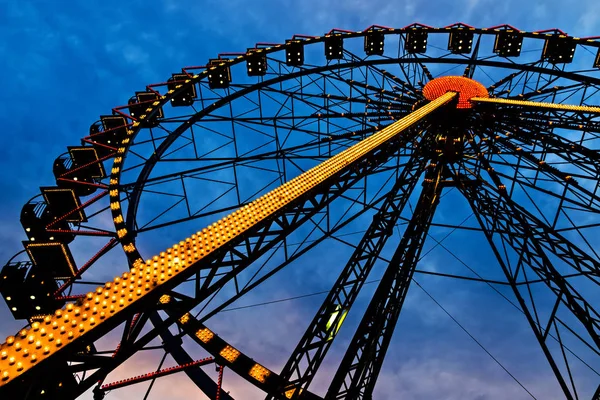 Ferris wheel night colorful lights Odessa, Ucrânia. — Fotografia de Stock