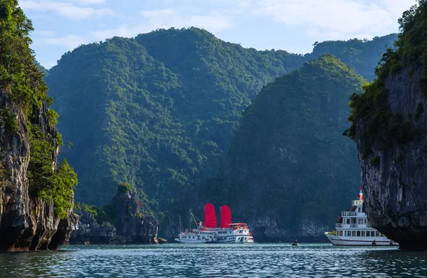 Discover liner Scarlet Sails ship Halong Bay Top Destinations Vi — Stock Photo, Image