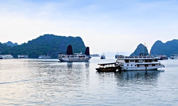 Cruise hagyományos hajó fa szemét vitorlás ha Long Bay, Vietnam — Stock Fotó