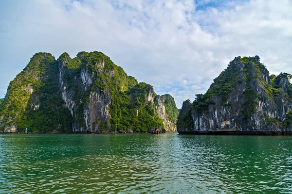 Vista panoramica Halong Bay Islands paesaggio marino. Isole rocciose Così — Foto Stock