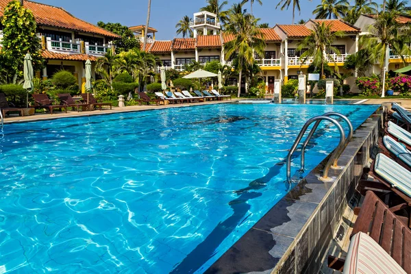 Piscina agua azul mosaico de vidrio —  Fotos de Stock