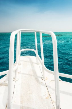 Mavi deniz tatlı su arka plan üzerinde Tekne Dalga okyanus izi.