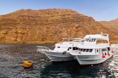 Manzara Sinai dağlar Kızıldeniz Beyaz yatlar Mısır, Afrika.