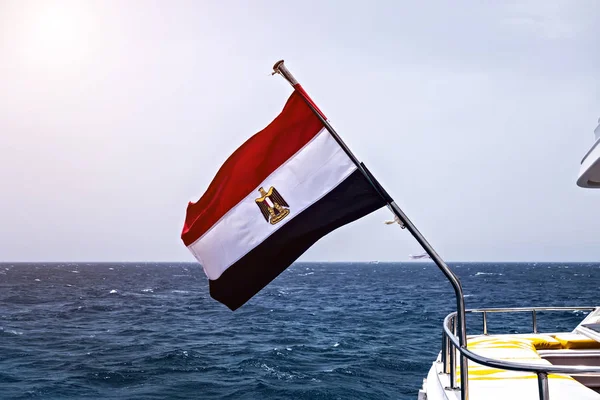 Flaga narodowa na niebie biały jacht — Zdjęcie stockowe