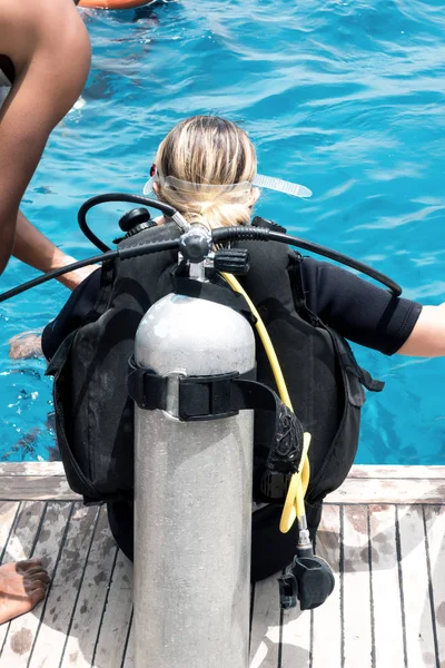 Giovane donna subacquei sono addestrati — Foto Stock