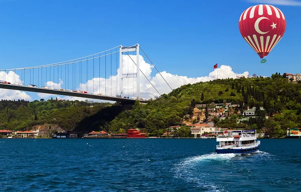 Bosphorusen överbryggar istanbul, Turkiet. — Stockfoto