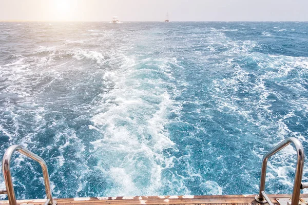 Barco Onda traza oceánica sobre fondo de agua dulce de mar azul . — Foto de Stock