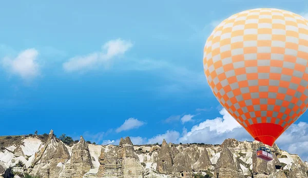 Kolorowe balony powietrzne pływające górskie Kapadocja Turcja. — Zdjęcie stockowe