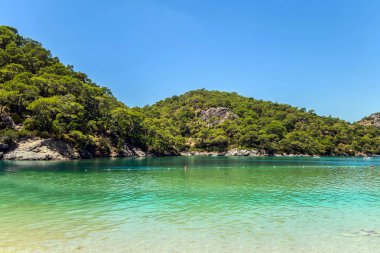Kayalar tepeler dağlar ada deniz