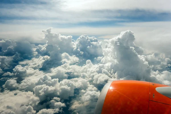 Vista desde la turbina voladora del ojo de buey del avión sobre las nubes — Foto de Stock