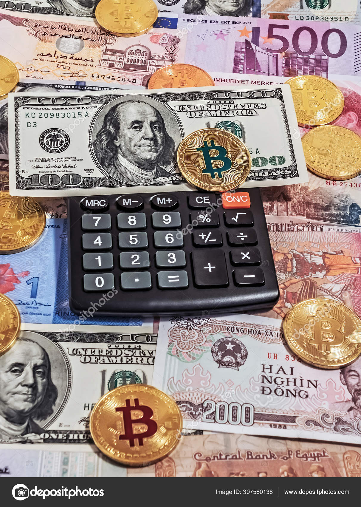 Zlatá bitmince černá elektronická Kalkulačka peníze na pozadí — Stock  Redakční fotografie © fotoall #307580138