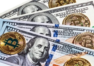 Altın bitcoin sikke dolar banknotları usd beyaz backgrou izole