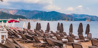 tatil plaj deniz manzarası şemsiye altında şezlong